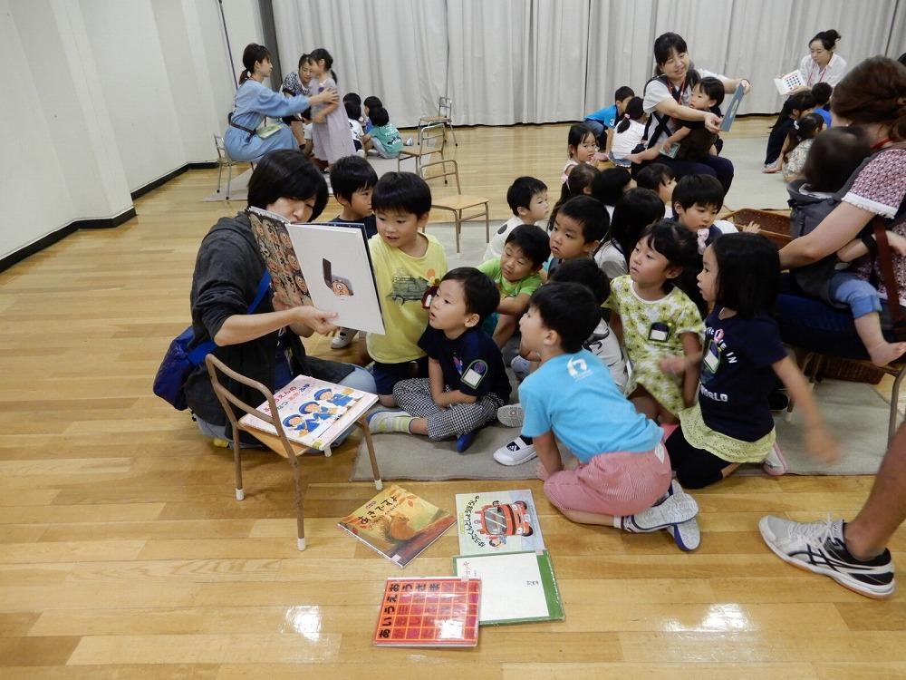 絵本を読み聞かせ